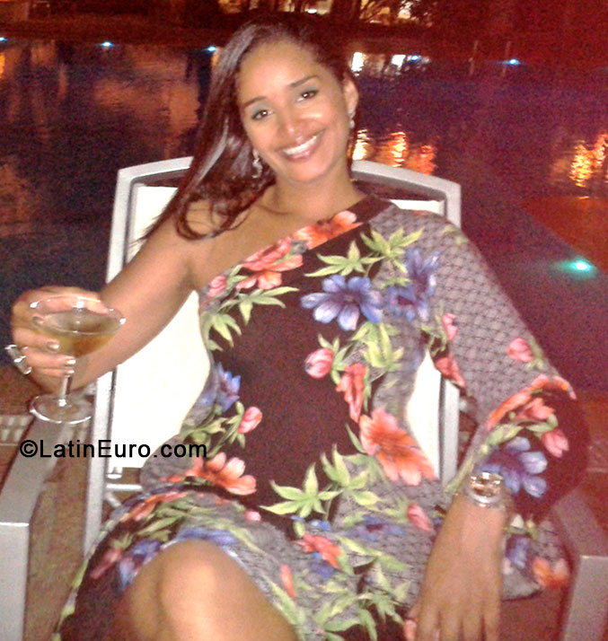 Date this voluptuous Brazil girl Flavia from Rio De Janeiro BR8129