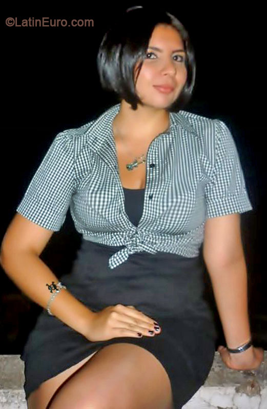 Date this good-looking Brazil girl Anna from Maringa BR8368