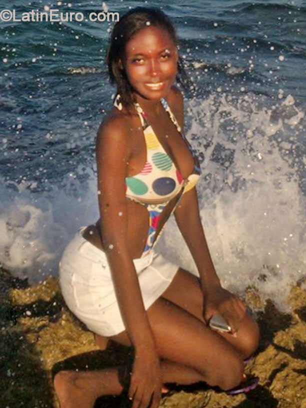 Date this nice looking Jamaica girl Sydoni from Westmoreland JM1507