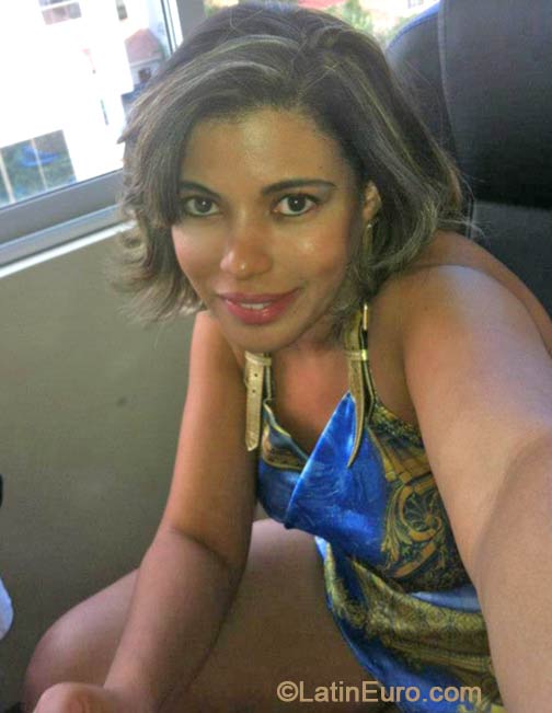 Date this nice looking Brazil girl Renata from Goiania BR8535