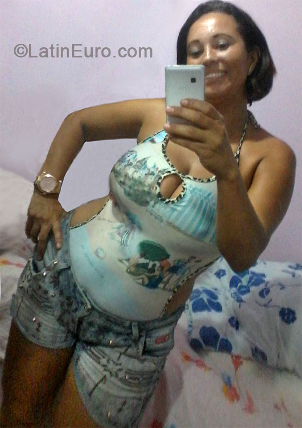 Date this happy Brazil girl Flavia from Rio De Janeiro BR8746
