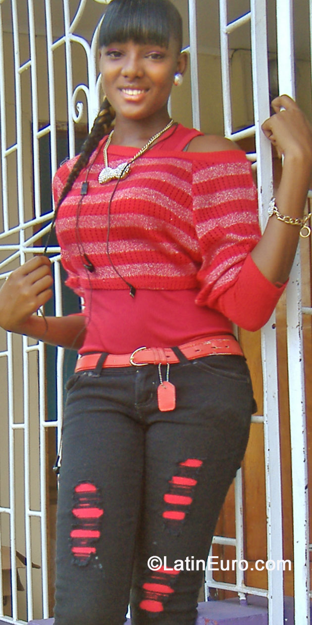 Date this nice looking Jamaica girl Yaneque from Kingston JM1746