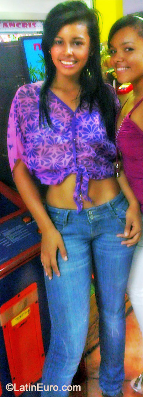 Date this attractive Venezuela girl Caroline from Caracas VE283