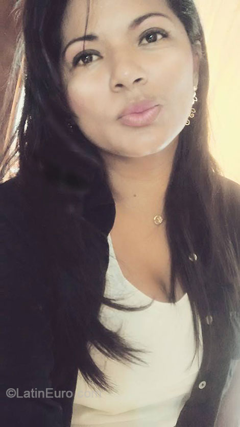 Date this nice looking Brazil girl Cintia from Belem BR8987