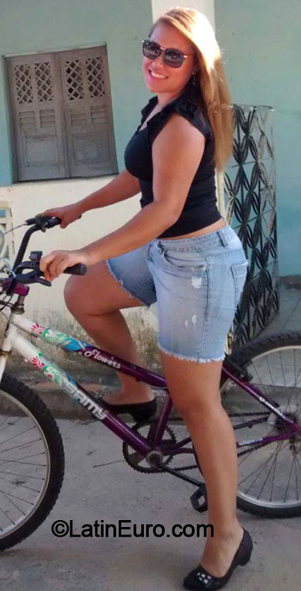 Date this nice looking Brazil girl Juliany from Aracaju BR9066