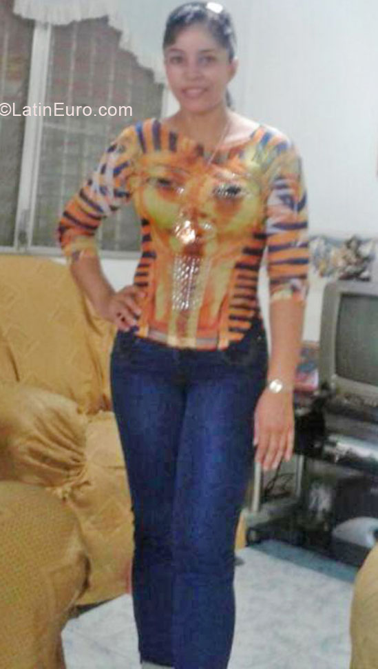 Date this charming Panama girl Evelyn from David PA490