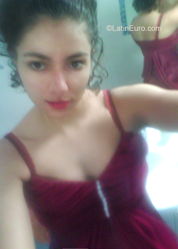 Date this happy Italy girl Amanda from Rome IT237