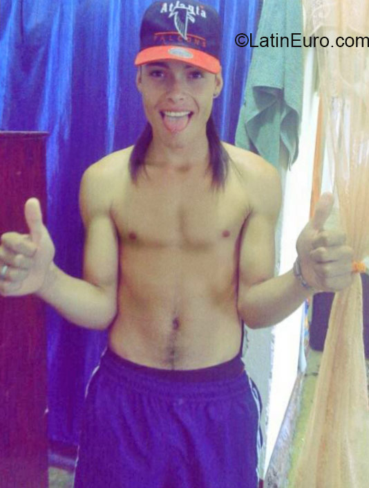 Date this pretty Colombia man Carlos from Medellin DO20903
