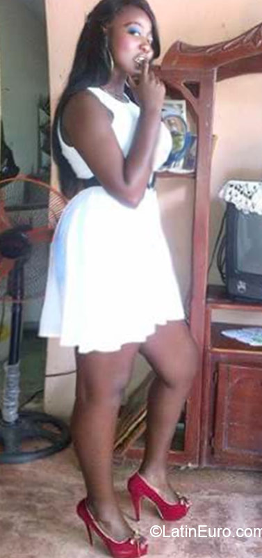 Date this hard body Dominican Republic girl Thania from Santo Domingo DO21186