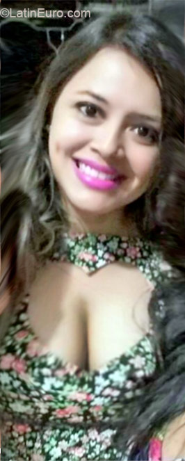 Date this nice looking Brazil girl Maira from Brasilia BR9231