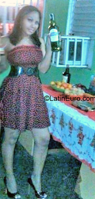 Date this foxy Venezuela girl Aracelis from Caracas VE453