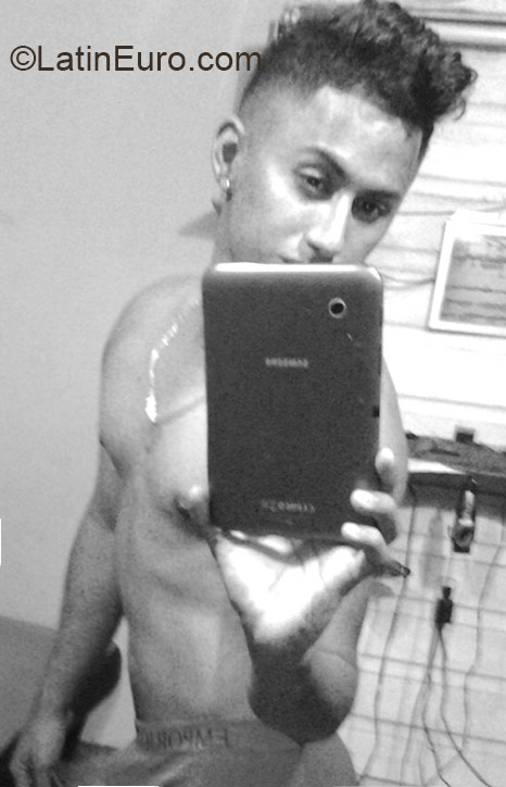 Date this young Honduras man Kevin from Puerto Cortes HN1498
