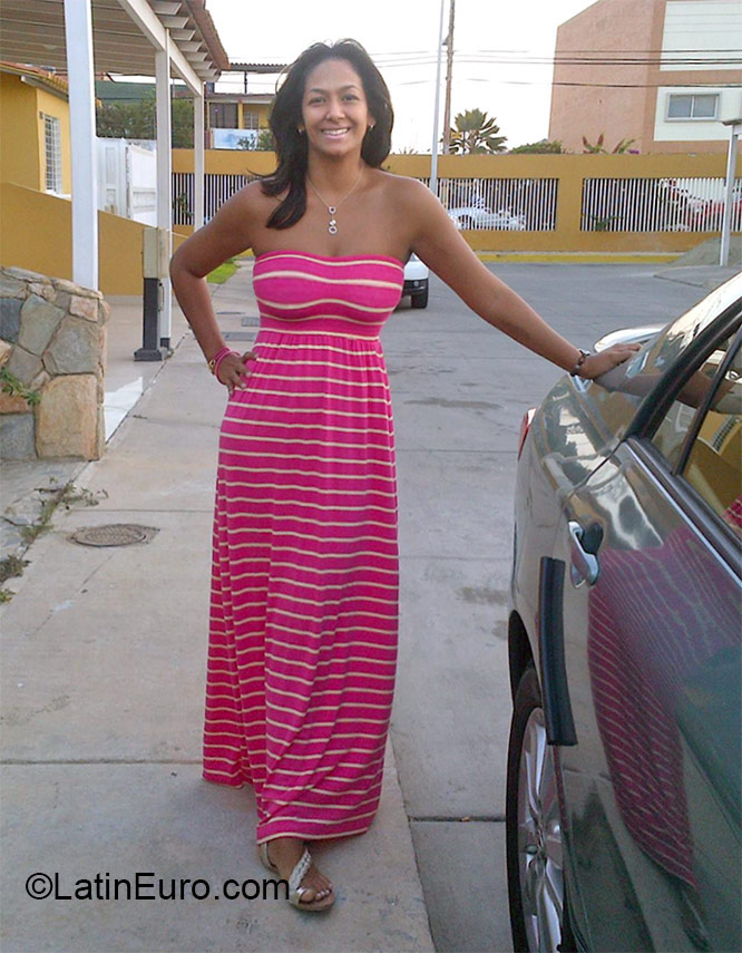 Date this sultry Venezuela girl Yetzica from Valencia VE522