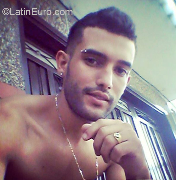 Date this good-looking Colombia man Julian from Medellin CO17569