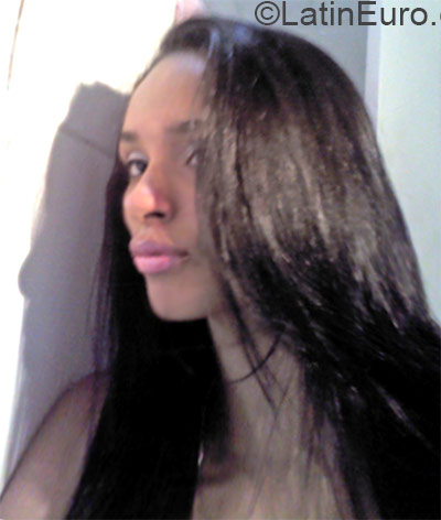 Date this funny Brazil girl Suellen from Rio De Janeiro BR9362