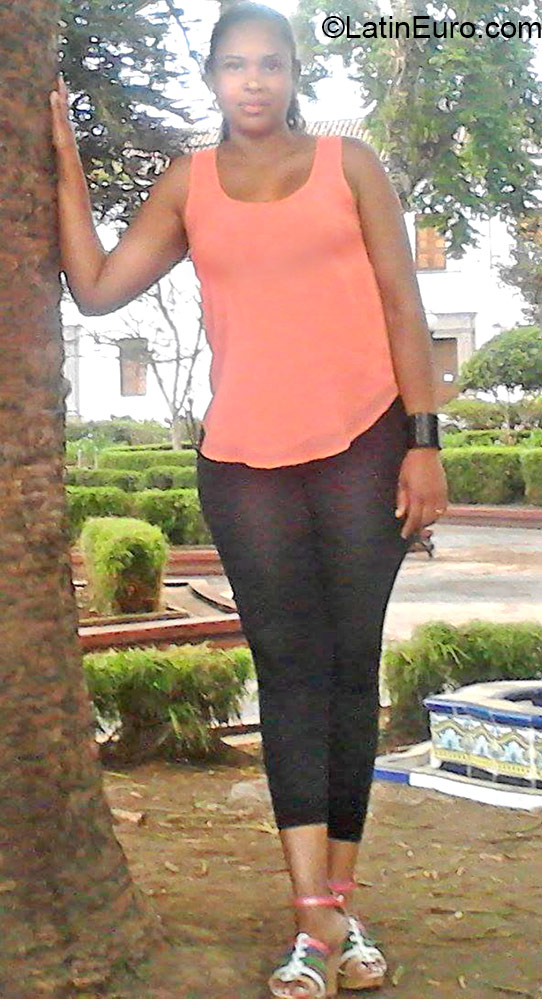 Date this happy Colombia girl Claudia from Armenia CO17595