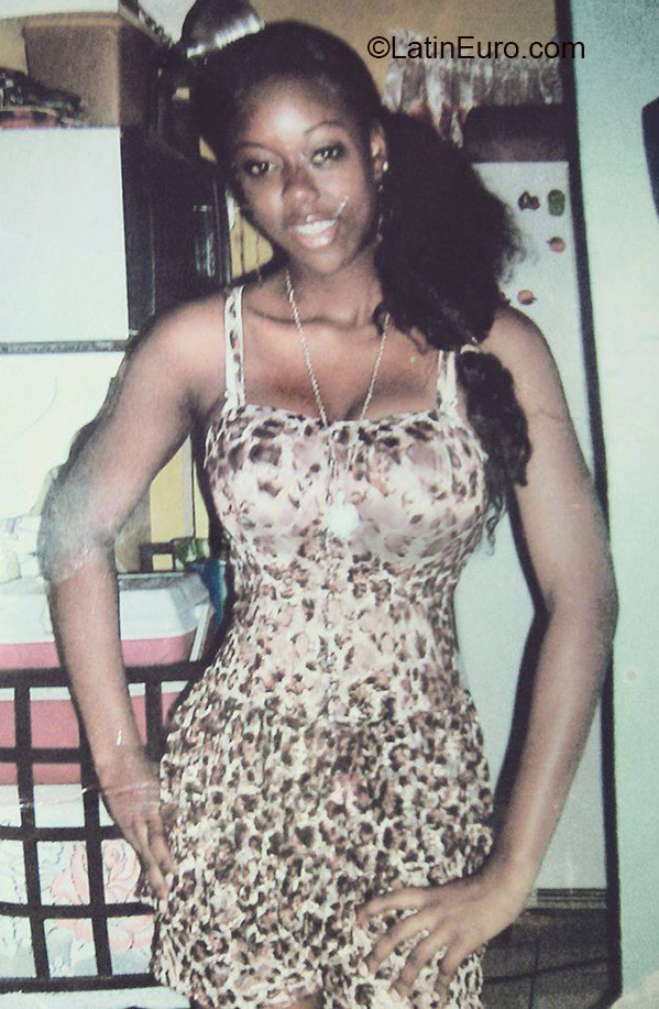 Date this nice looking Jamaica girl Kayla from Kingston JM2083