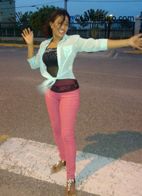 Date this tall Dominican Republic girl Berkis from Santo Domingo DO22482