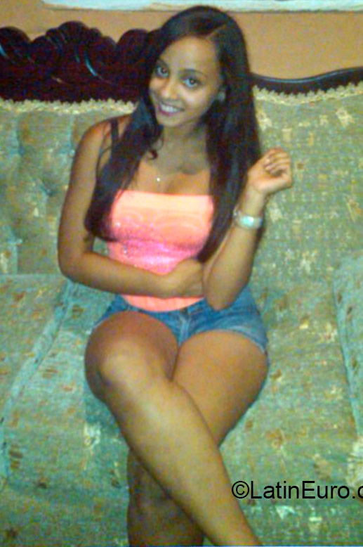 Date this nice looking Dominican Republic girl Noemi from Santiago DO22638