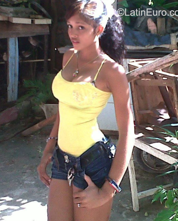 Date this exotic Dominican Republic girl Alexia from Santo Domingo DO22955