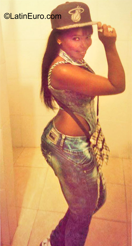 Date this hard body Dominican Republic girl Crisy from Santo Domingo DO23089