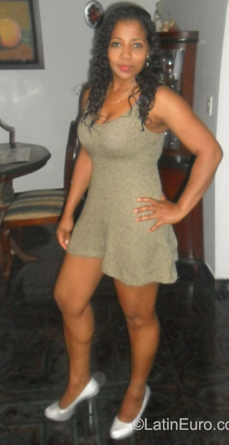 Date this gorgeous Colombia girl Pilar from Bogota CO17982