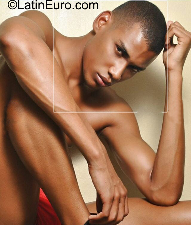 Date this tall Dominican Republic man Luis from Santo Domingo DO23300