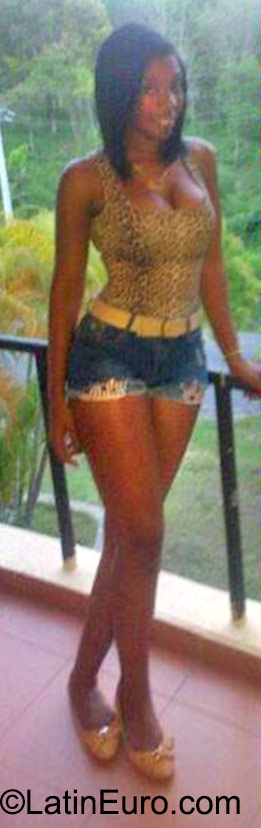 Date this nice looking Dominican Republic girl Mickie from Santo Domingo DO23440