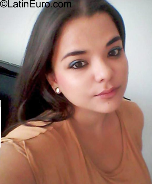 Date this nice looking Colombia girl Ana Maria from Bogota CO18114