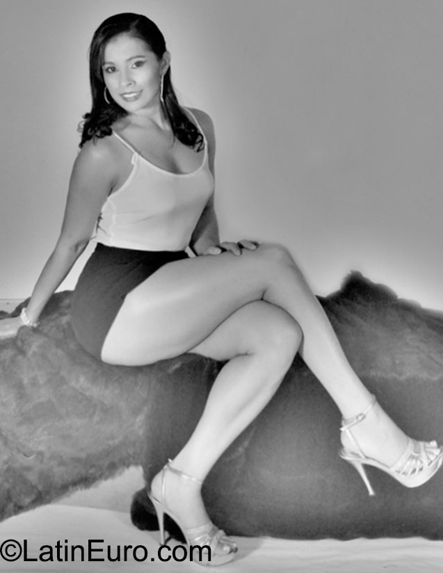 Date this sultry Colombia girl Andra lucia from Armenia CO18172