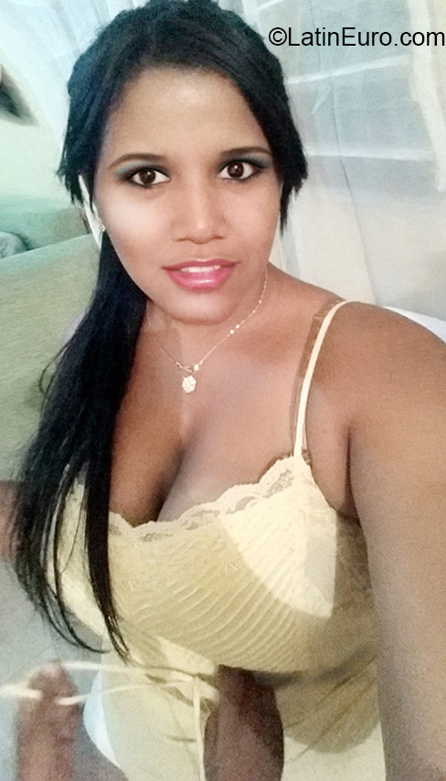 Date this attractive Dominican Republic girl Heidie from Santiago DO23706