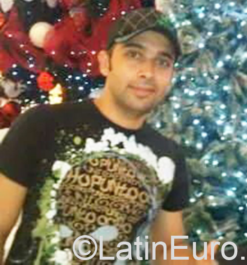 Date this pretty Colombia man Reynel from Cali CO18252