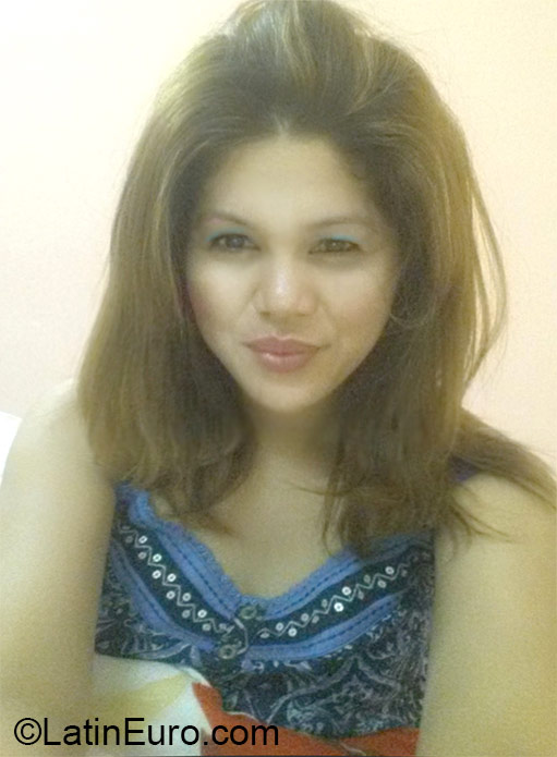Date this foxy United Arab Emirates girl Dynia from Dubai AE44