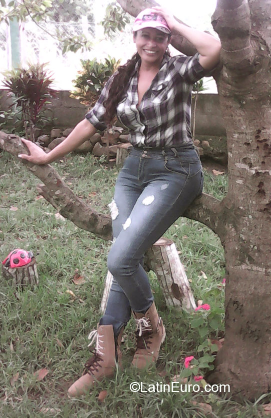 Date this nice looking Honduras girl Rosa from Tegucigalpa HN1824