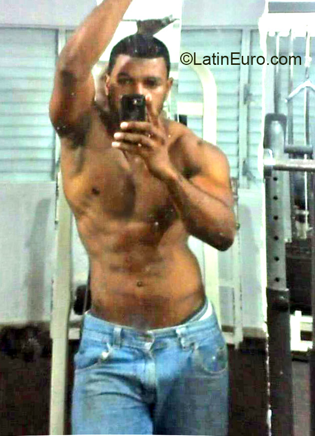 Date this sensual Dominican Republic man Scott from Santo Domingo DO24070