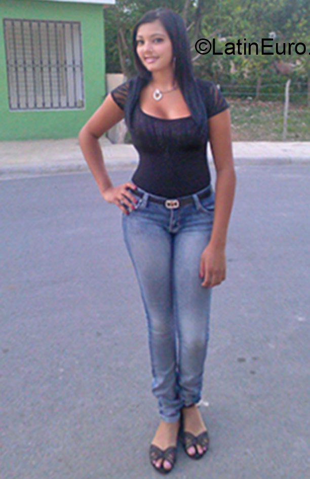 Date this athletic Dominican Republic girl Darlen from Santo Domingo DO24076