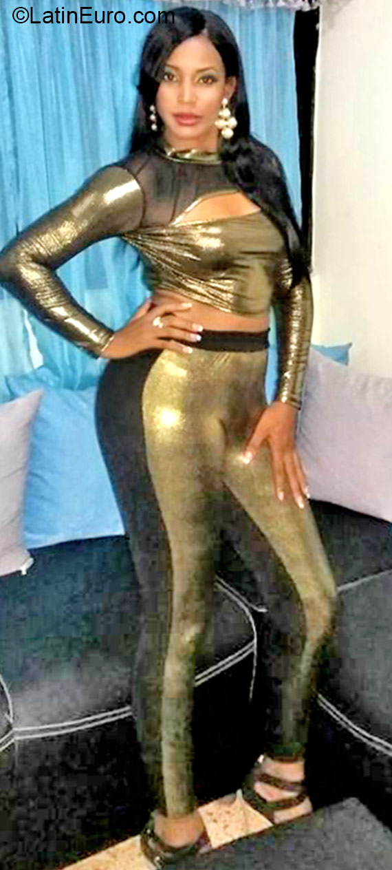 Date this hard body Dominican Republic girl Yoselin from Santo Domingo DO24276