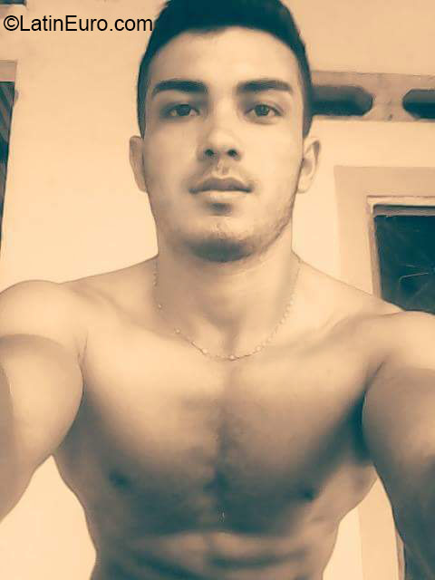 Date this hard body Colombia man Darwin from Bogota CO18408