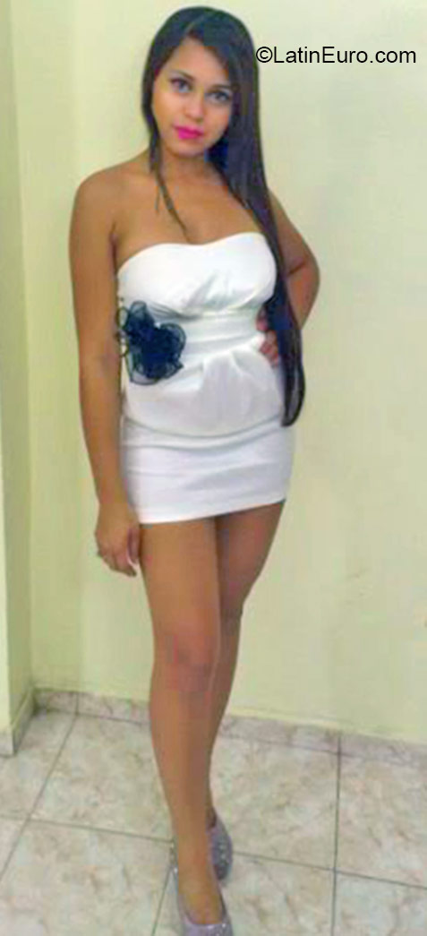 Date this stunning Dominican Republic girl Denia from Santo Domingo DO29030