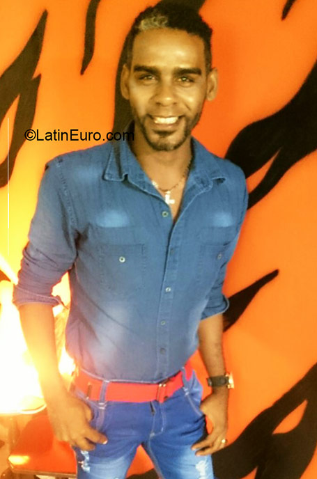 Date this charming Dominican Republic man Nestor from Santo Domingo DO24340
