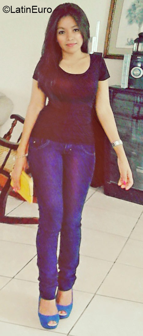 Date this foxy Honduras girl Reyna from La Ceiba HN1927
