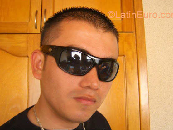 Date this tall Colombia man Dunkan from Bogota CO18517