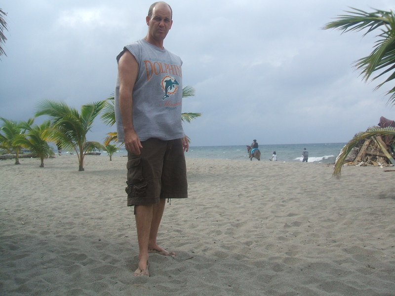 Date this tall Honduras man Searching1343 from Lago Yojoha HN2004