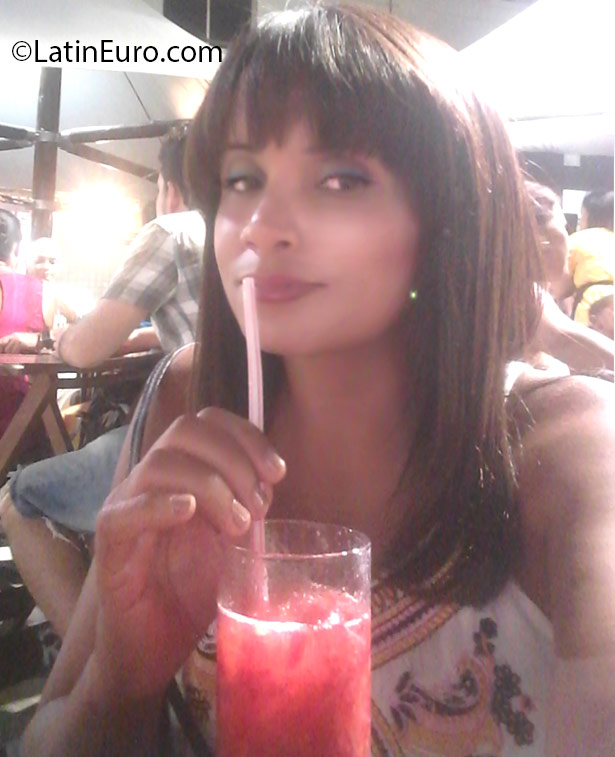 Date this good-looking Brazil girl Andrea from Salvador BR9565