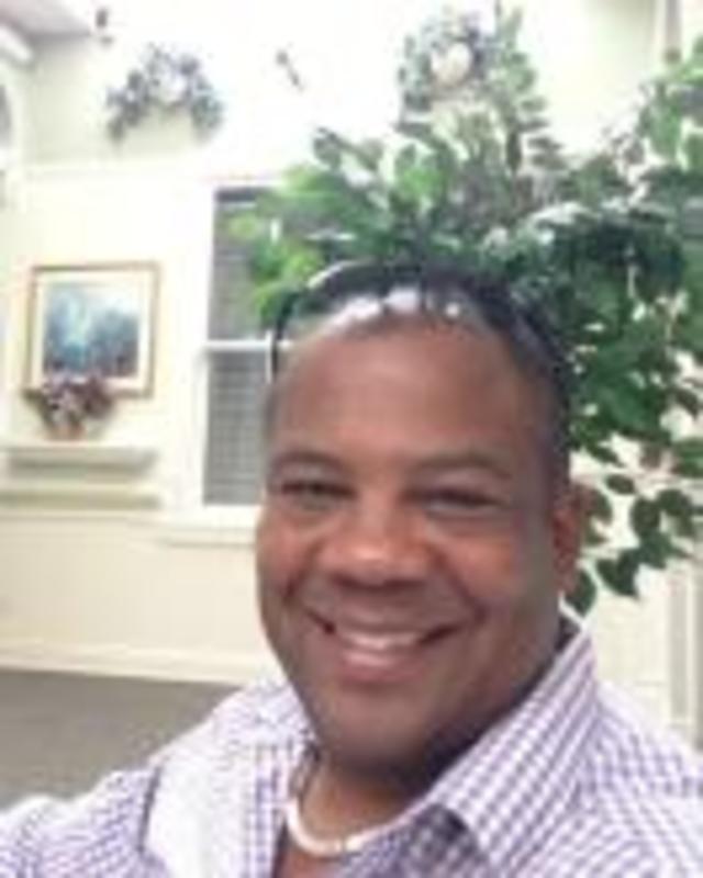 Date this tall United States man Eric from San Diego US17137