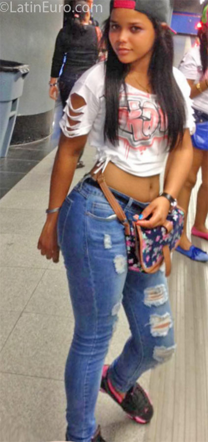 Date this sensual Dominican Republic girl Mari from Santo Domingo DO25303