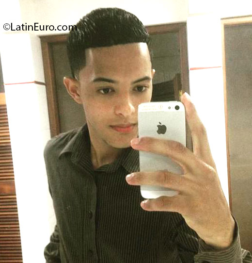 Date this athletic Dominican Republic man Israel from Santiago DO25421