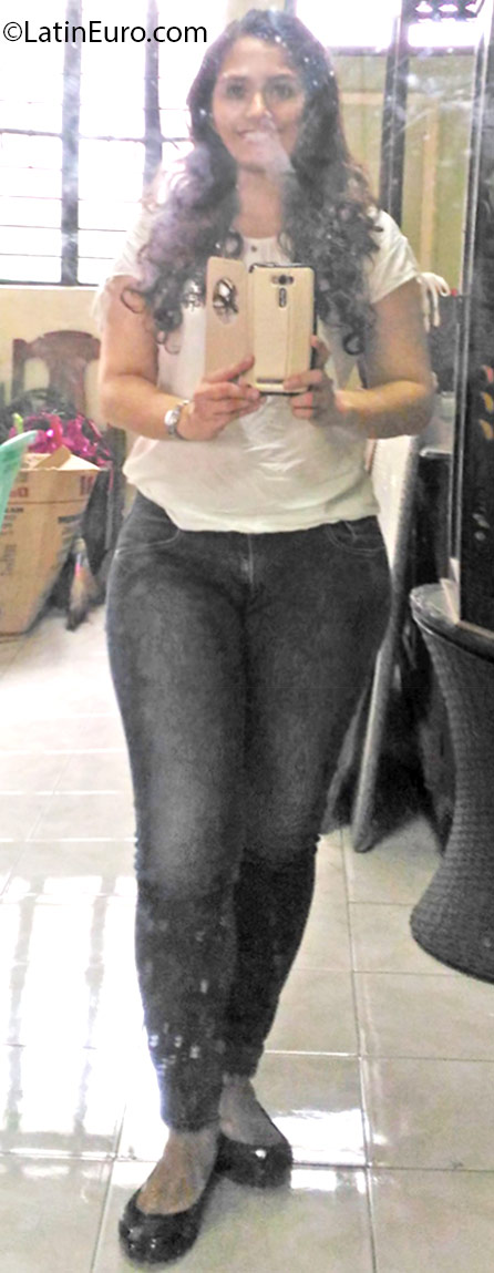 Date this happy Philippines girl Enya from Manila PH894