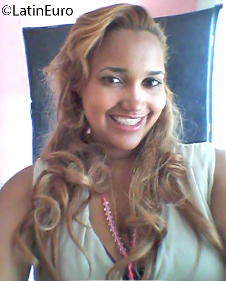 Date this foxy Dominican Republic girl Aprenda from Bonao DO25743
