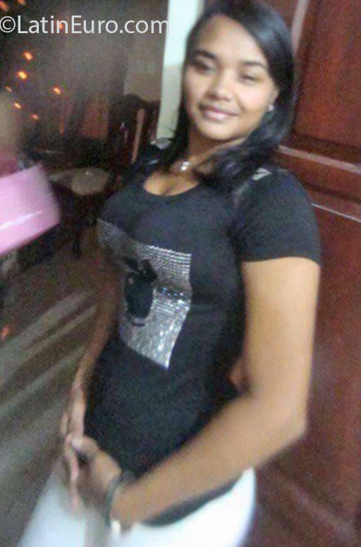 Date this sultry Dominican Republic girl Bentia from Santo Domingo DO25817
